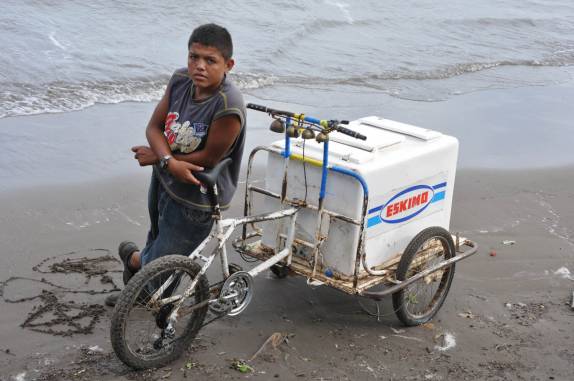 Vendedor ambulante em praia de San jorge, no Lago Nicarágua